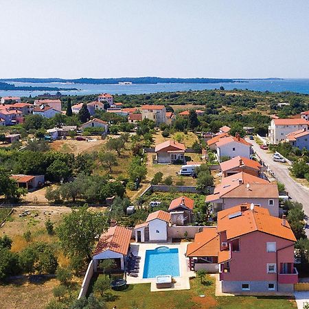 8 Bedroom Awesome Home In Pola Esterno foto