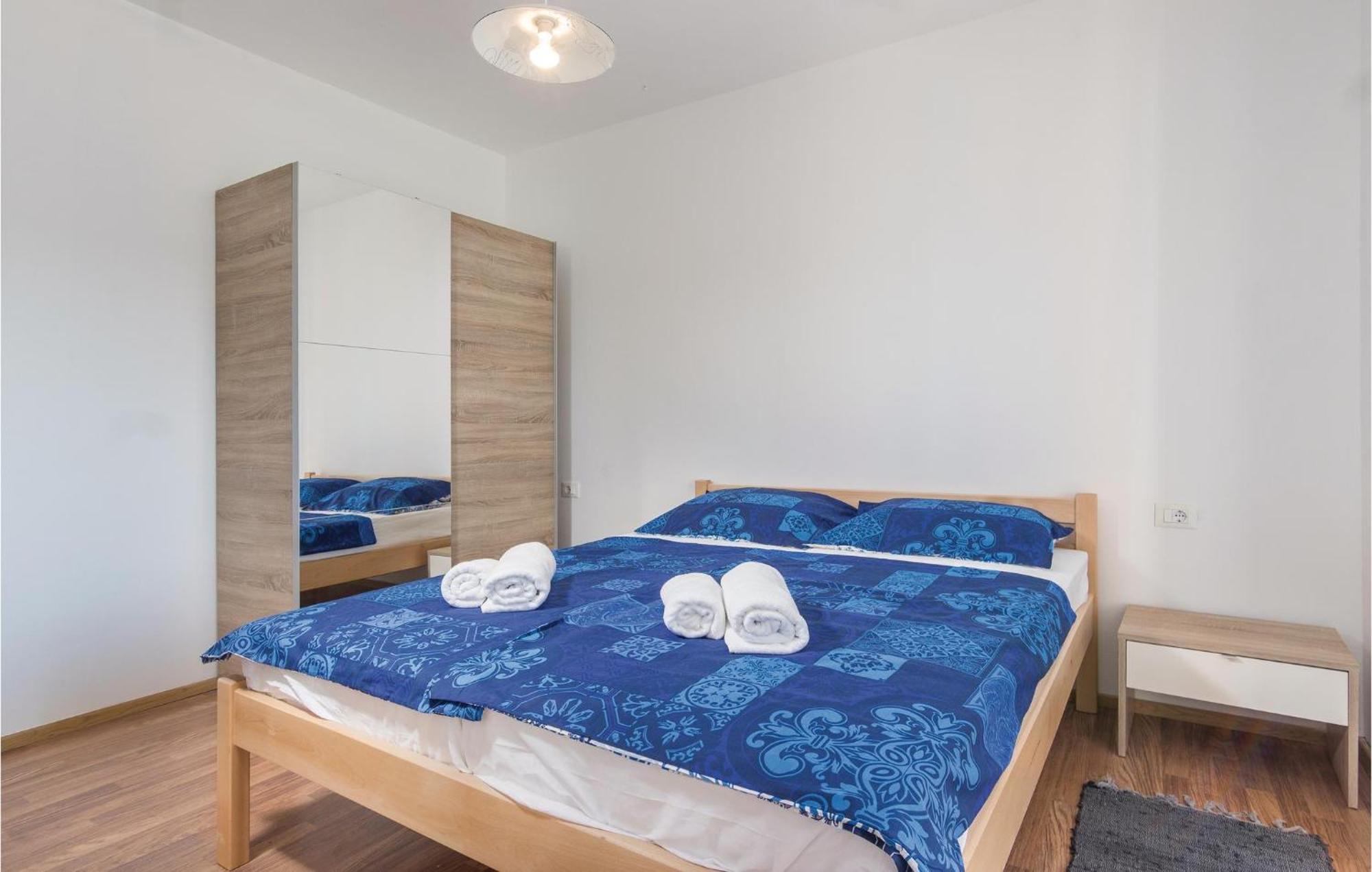 8 Bedroom Awesome Home In Pola Esterno foto