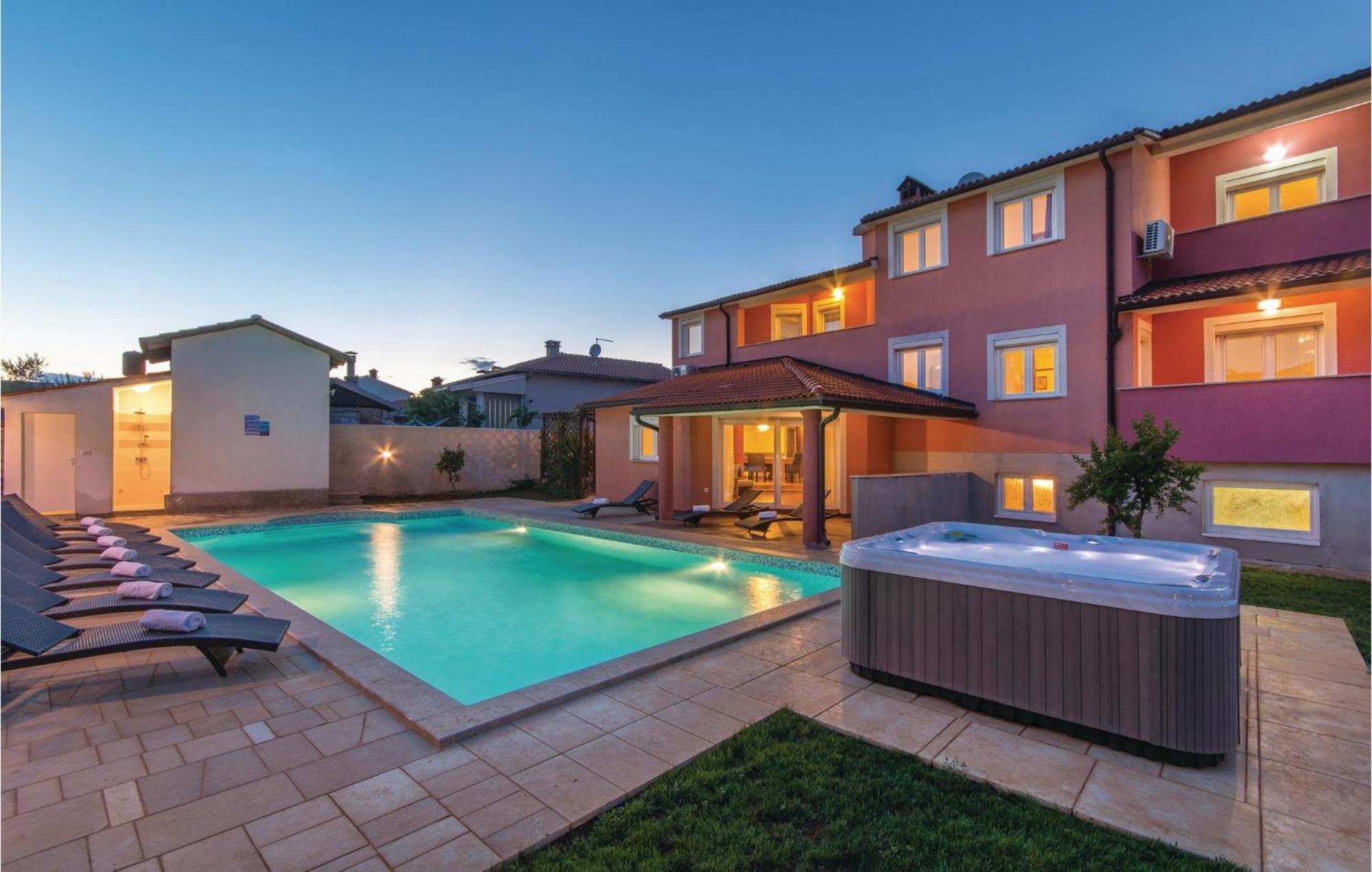 8 Bedroom Awesome Home In Pola Esterno foto