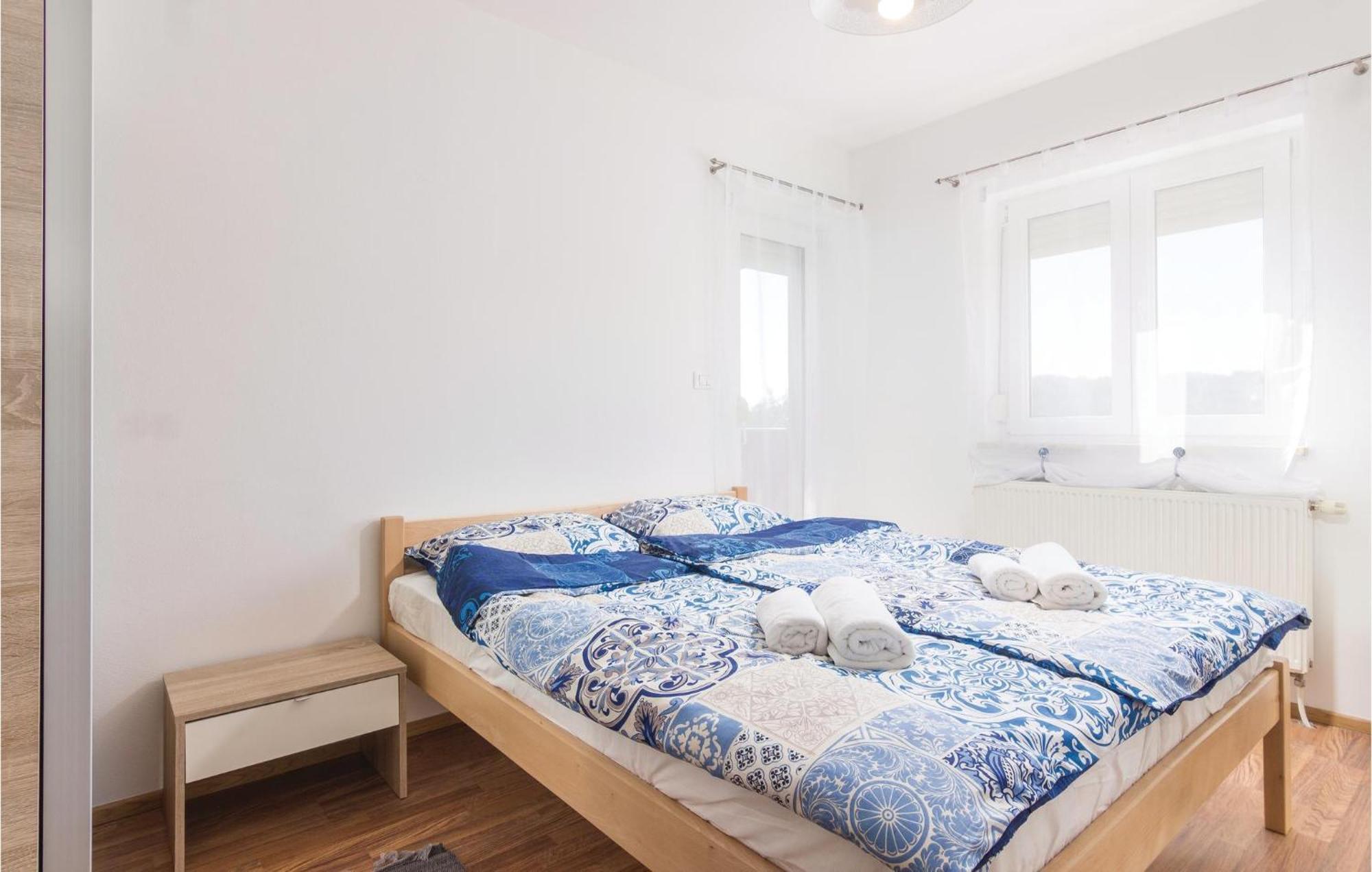 8 Bedroom Awesome Home In Pola Esterno foto