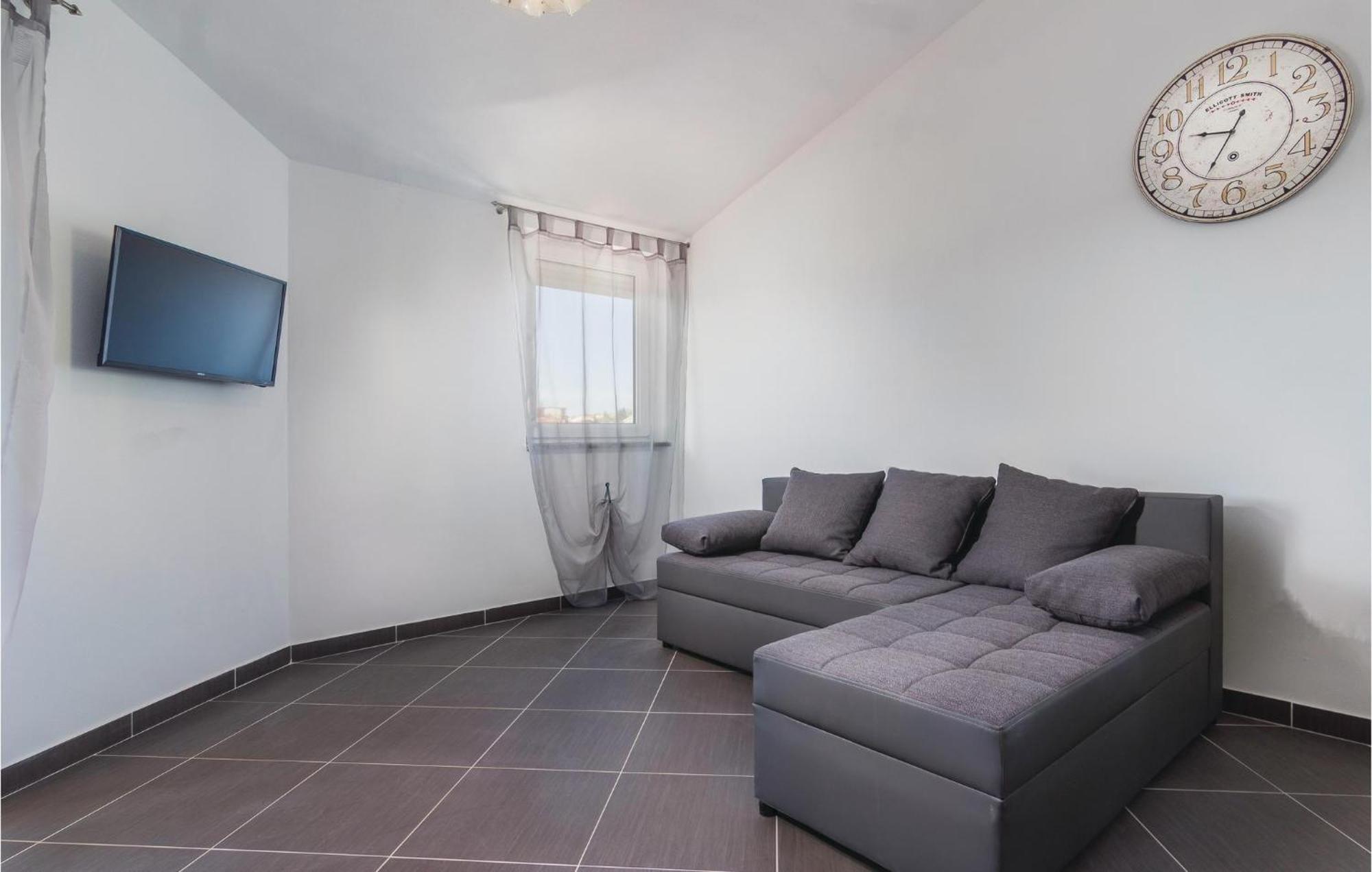 8 Bedroom Awesome Home In Pola Esterno foto