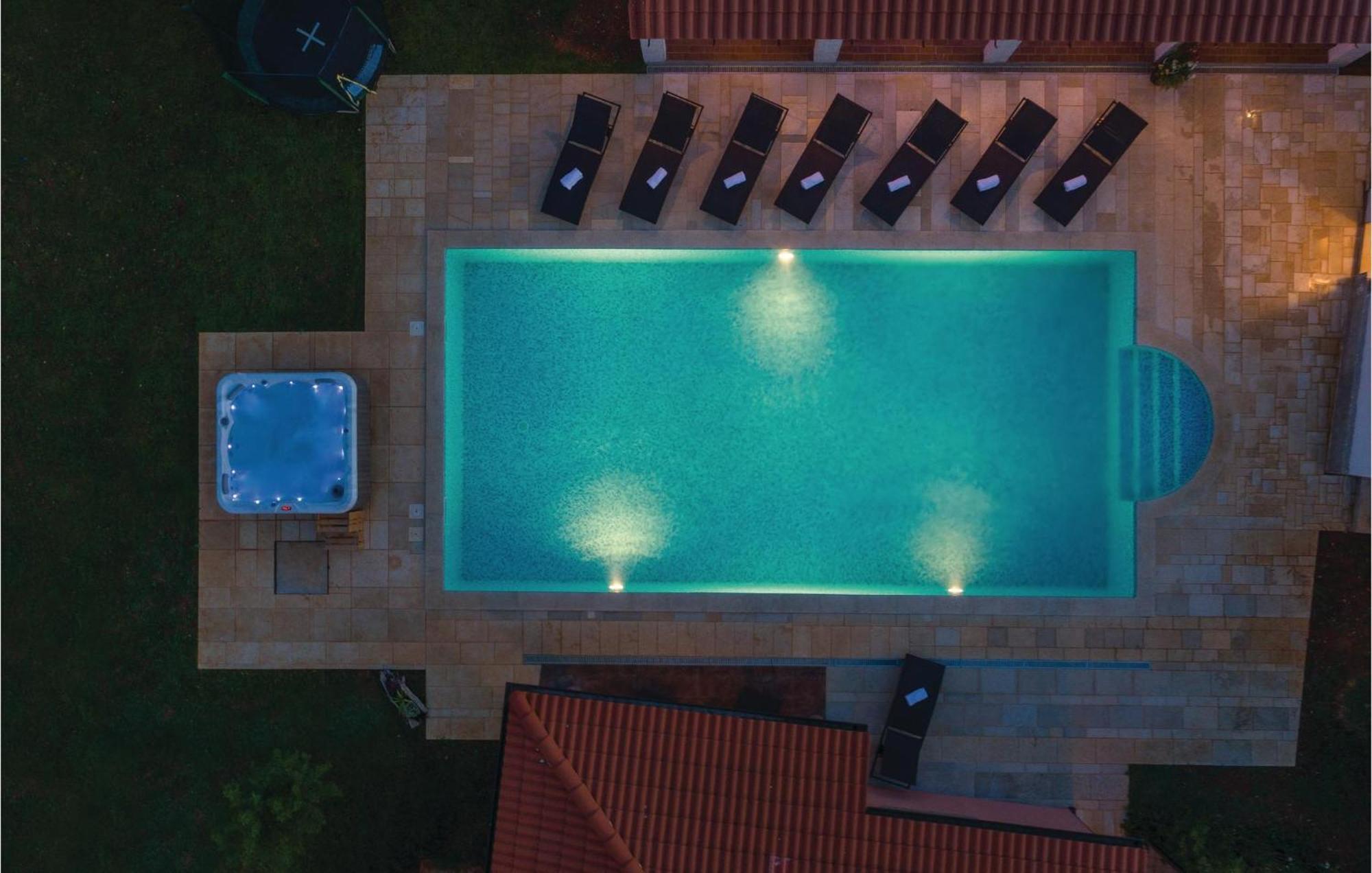 8 Bedroom Awesome Home In Pola Esterno foto