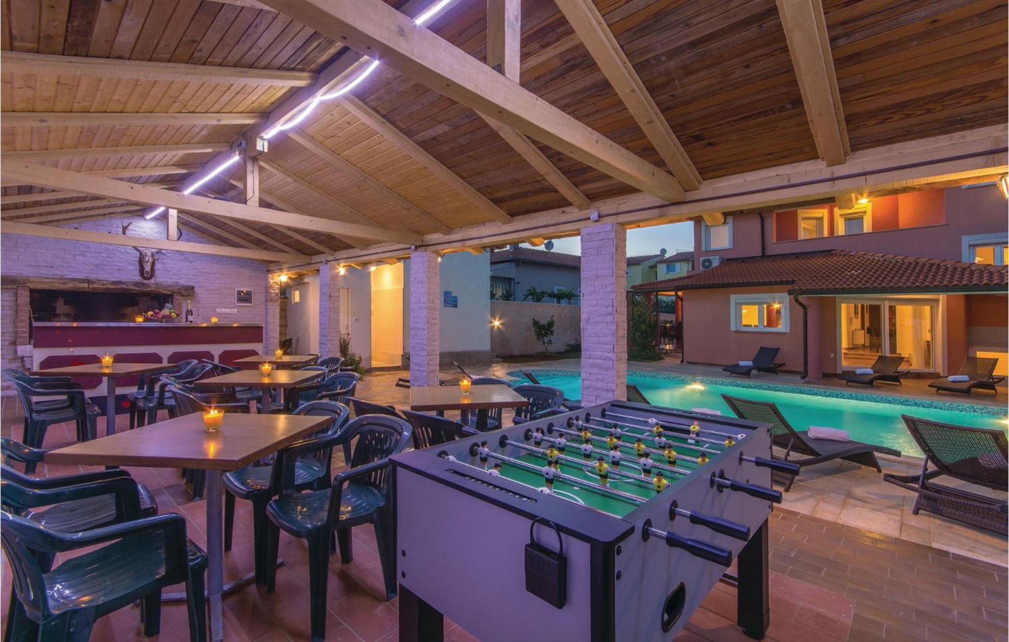 8 Bedroom Awesome Home In Pola Esterno foto