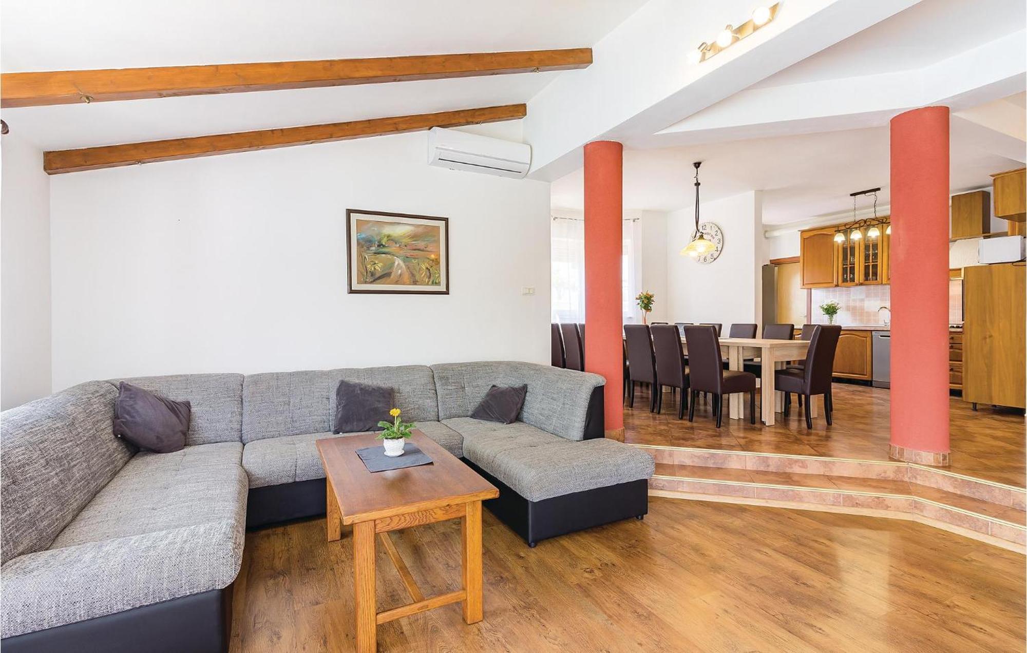 8 Bedroom Awesome Home In Pola Esterno foto