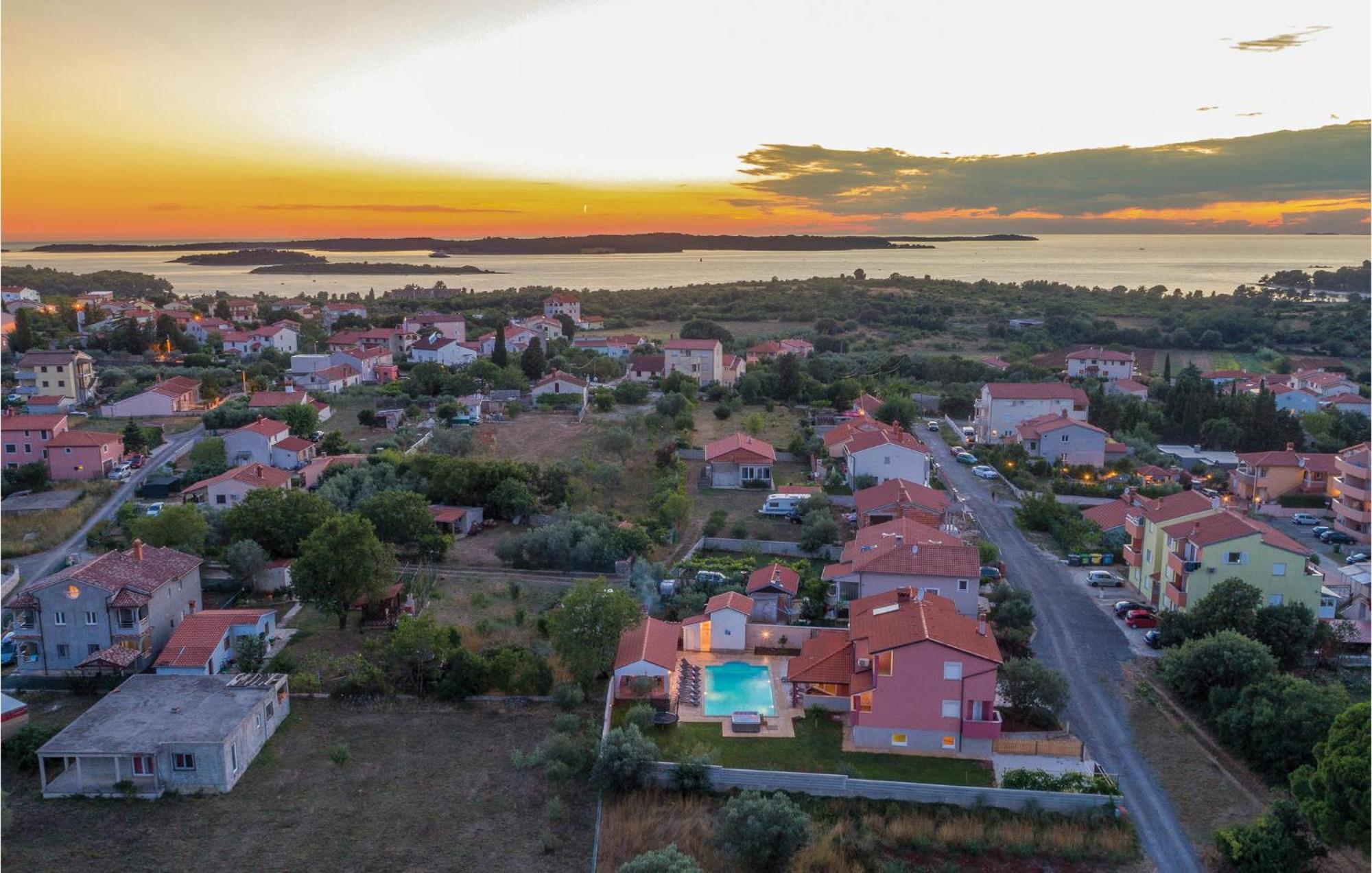 8 Bedroom Awesome Home In Pola Esterno foto
