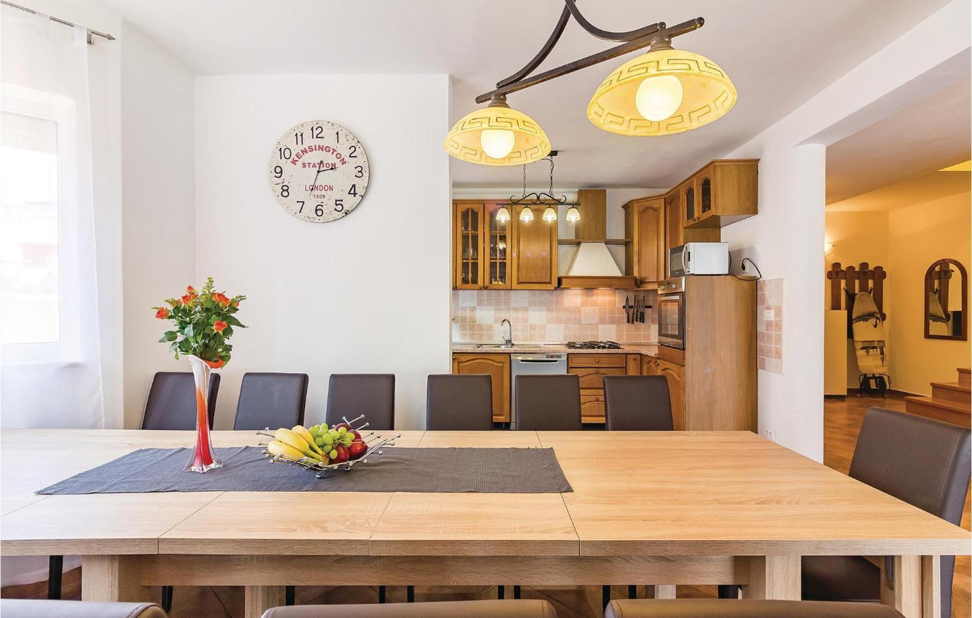 8 Bedroom Awesome Home In Pola Esterno foto