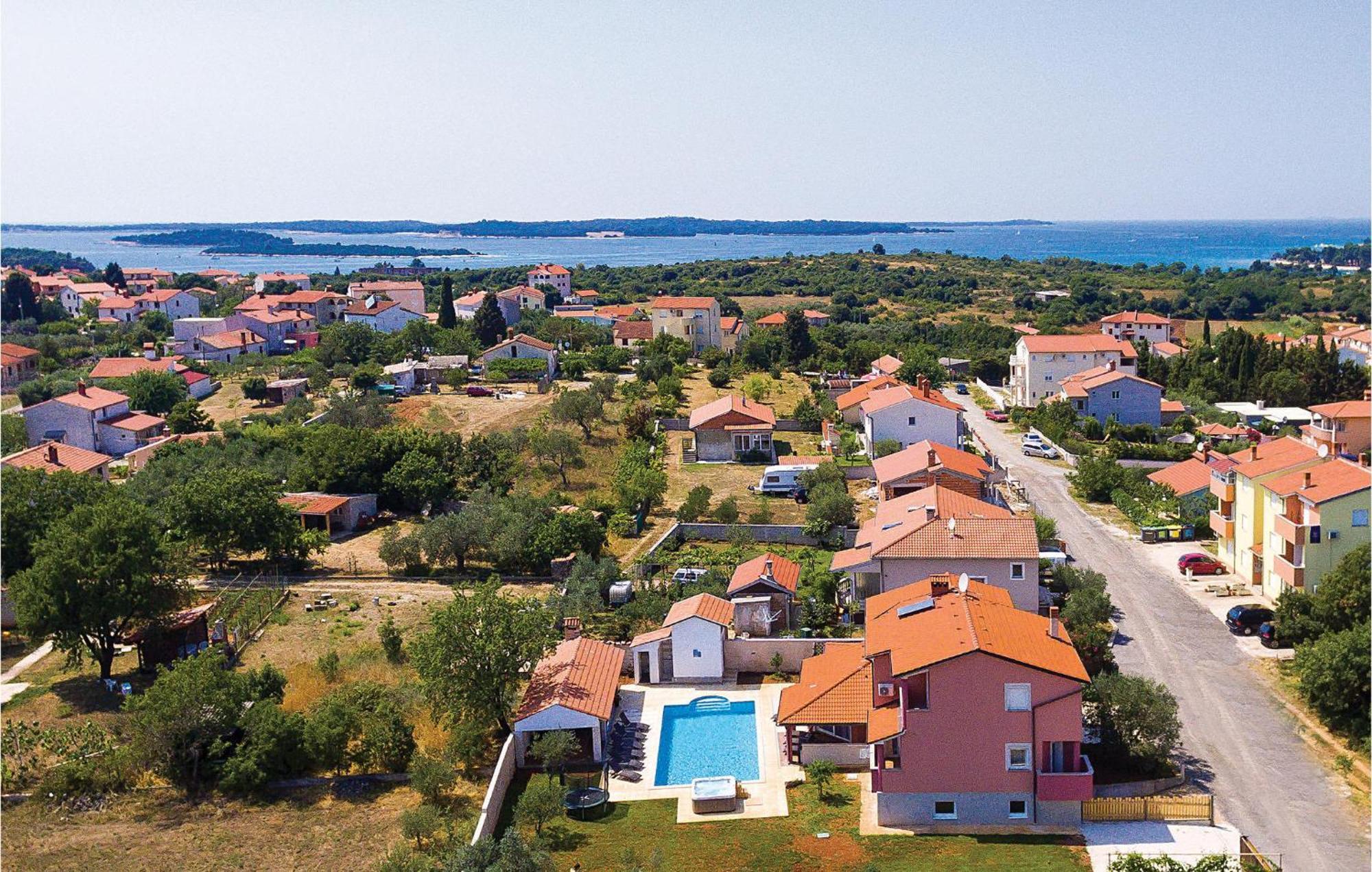 8 Bedroom Awesome Home In Pola Esterno foto