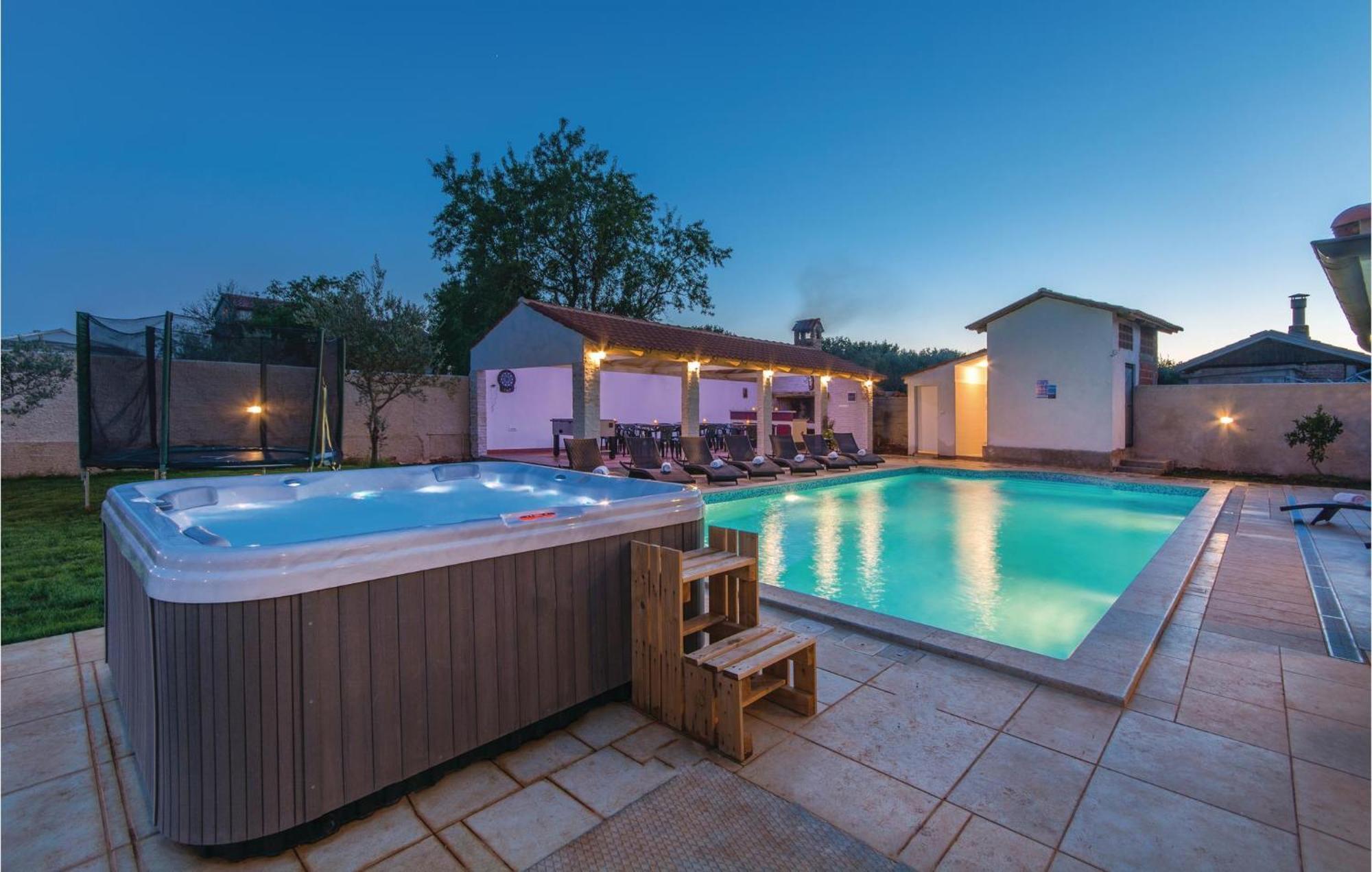 8 Bedroom Awesome Home In Pola Esterno foto