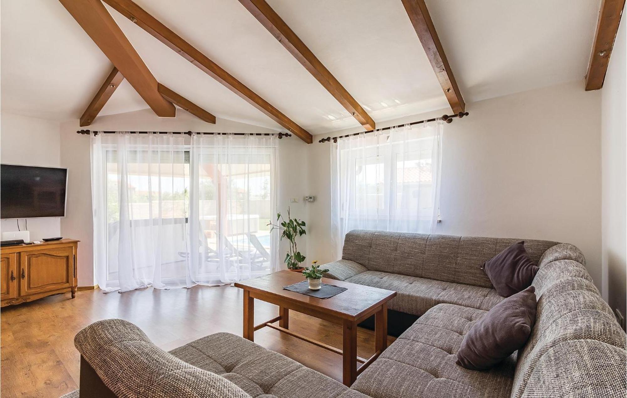 8 Bedroom Awesome Home In Pola Esterno foto