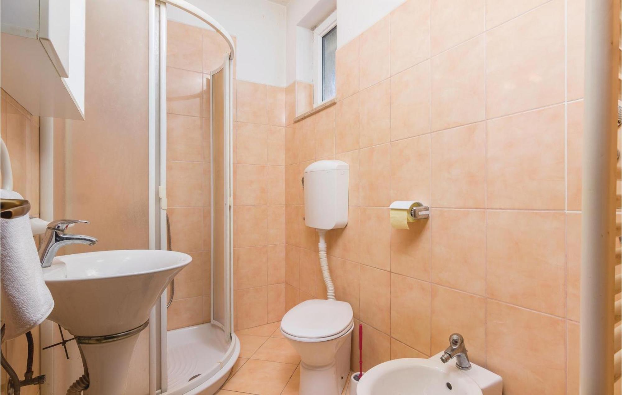 8 Bedroom Awesome Home In Pola Esterno foto