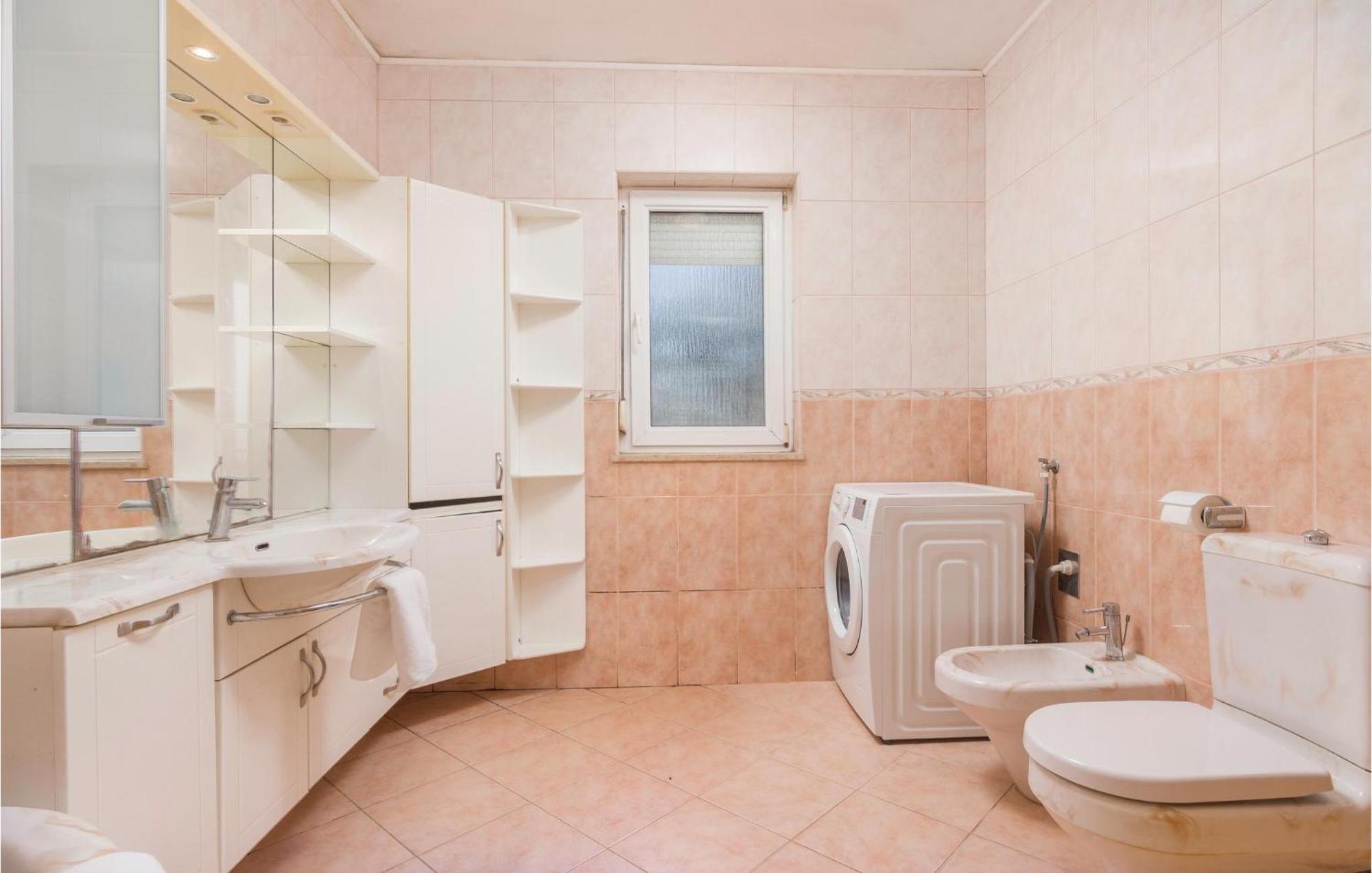 8 Bedroom Awesome Home In Pola Esterno foto