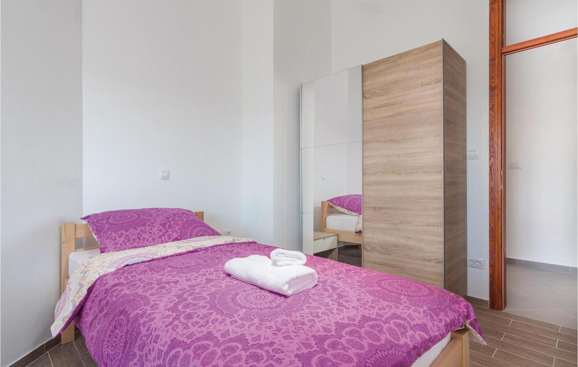8 Bedroom Awesome Home In Pola Esterno foto