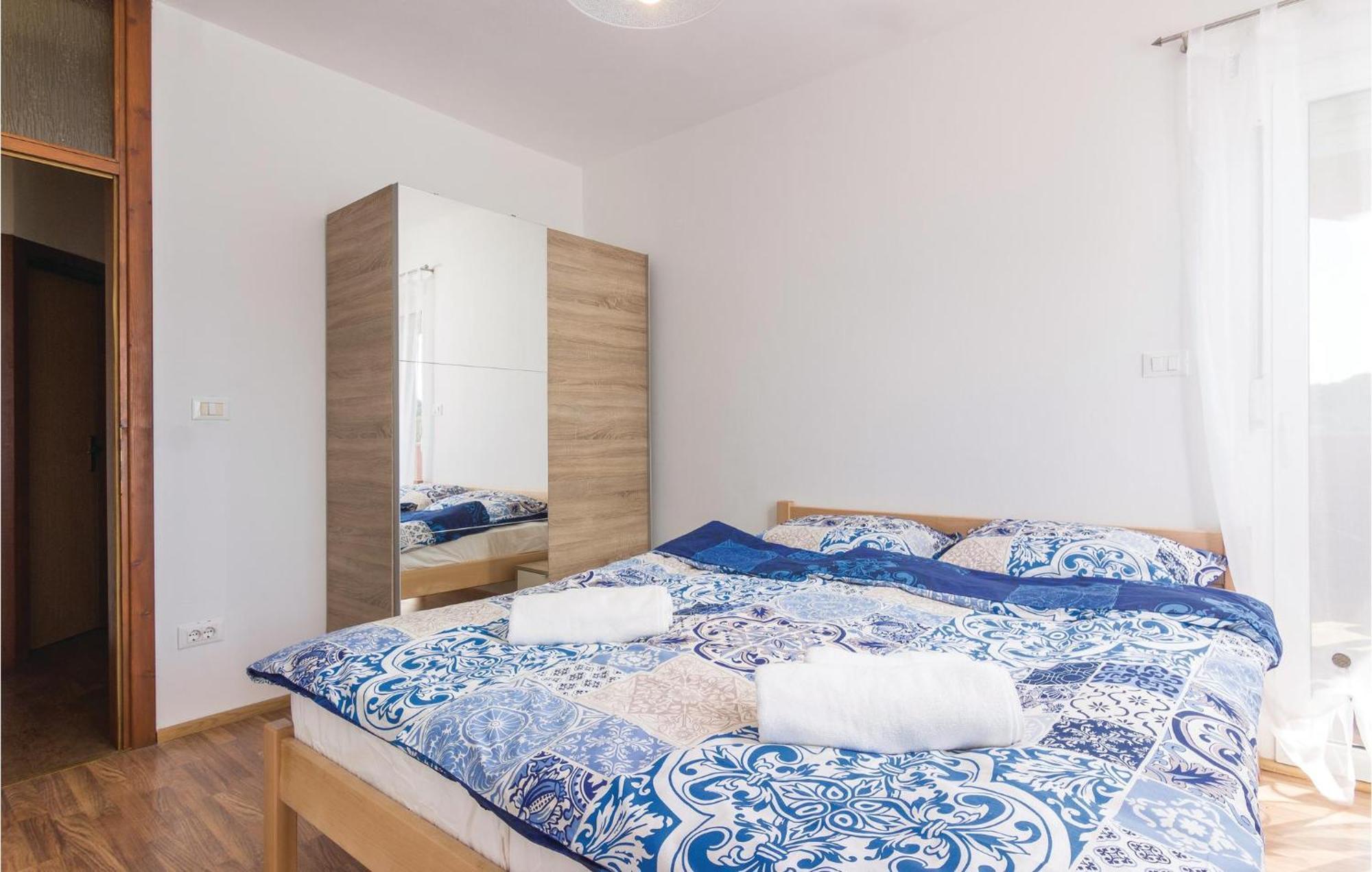 8 Bedroom Awesome Home In Pola Esterno foto