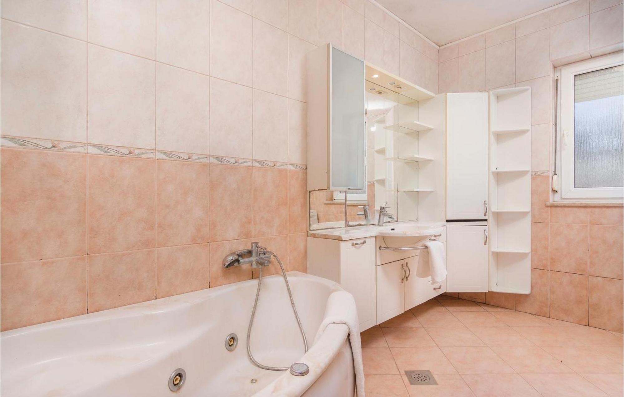 8 Bedroom Awesome Home In Pola Esterno foto