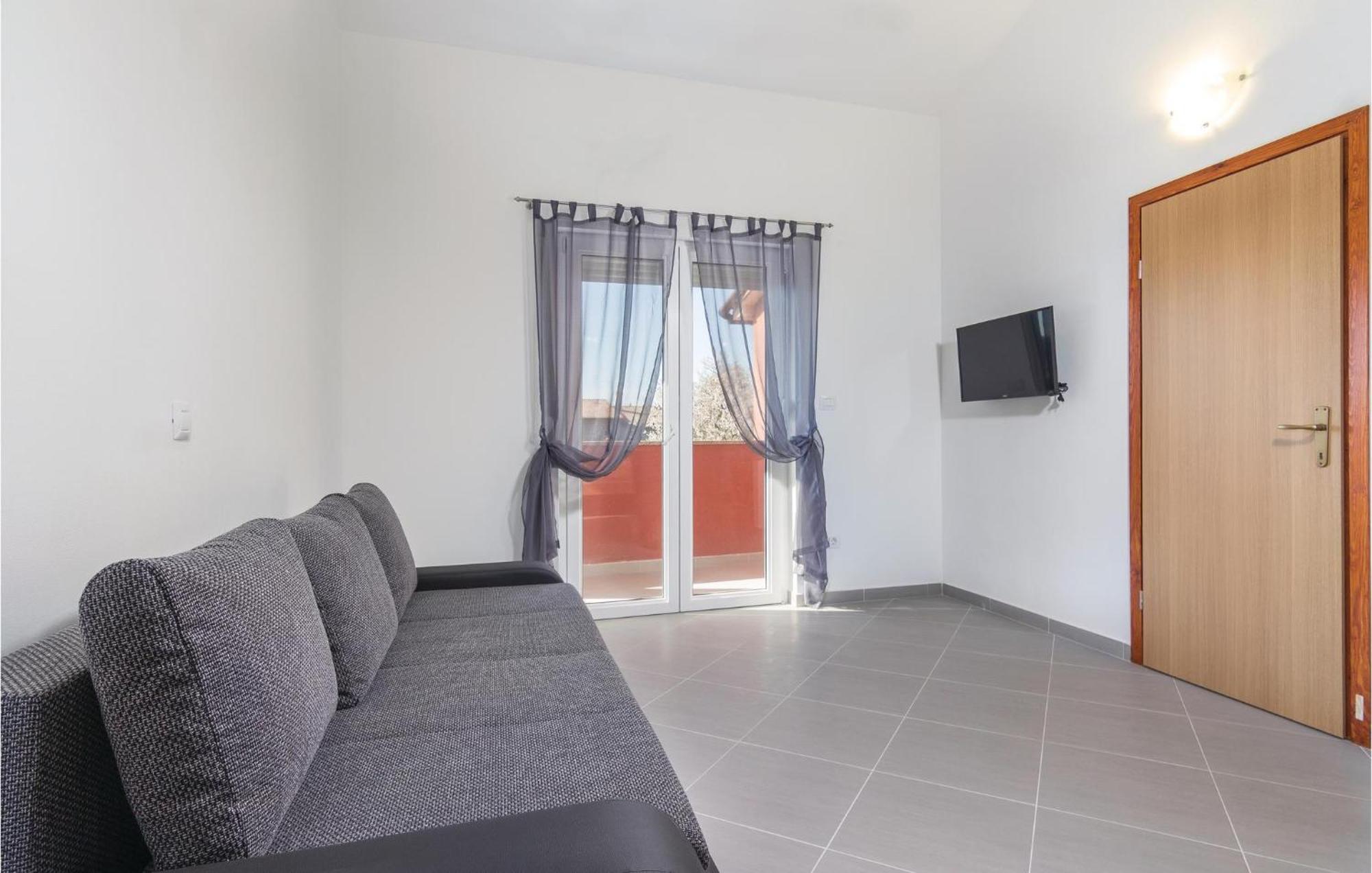 8 Bedroom Awesome Home In Pola Esterno foto