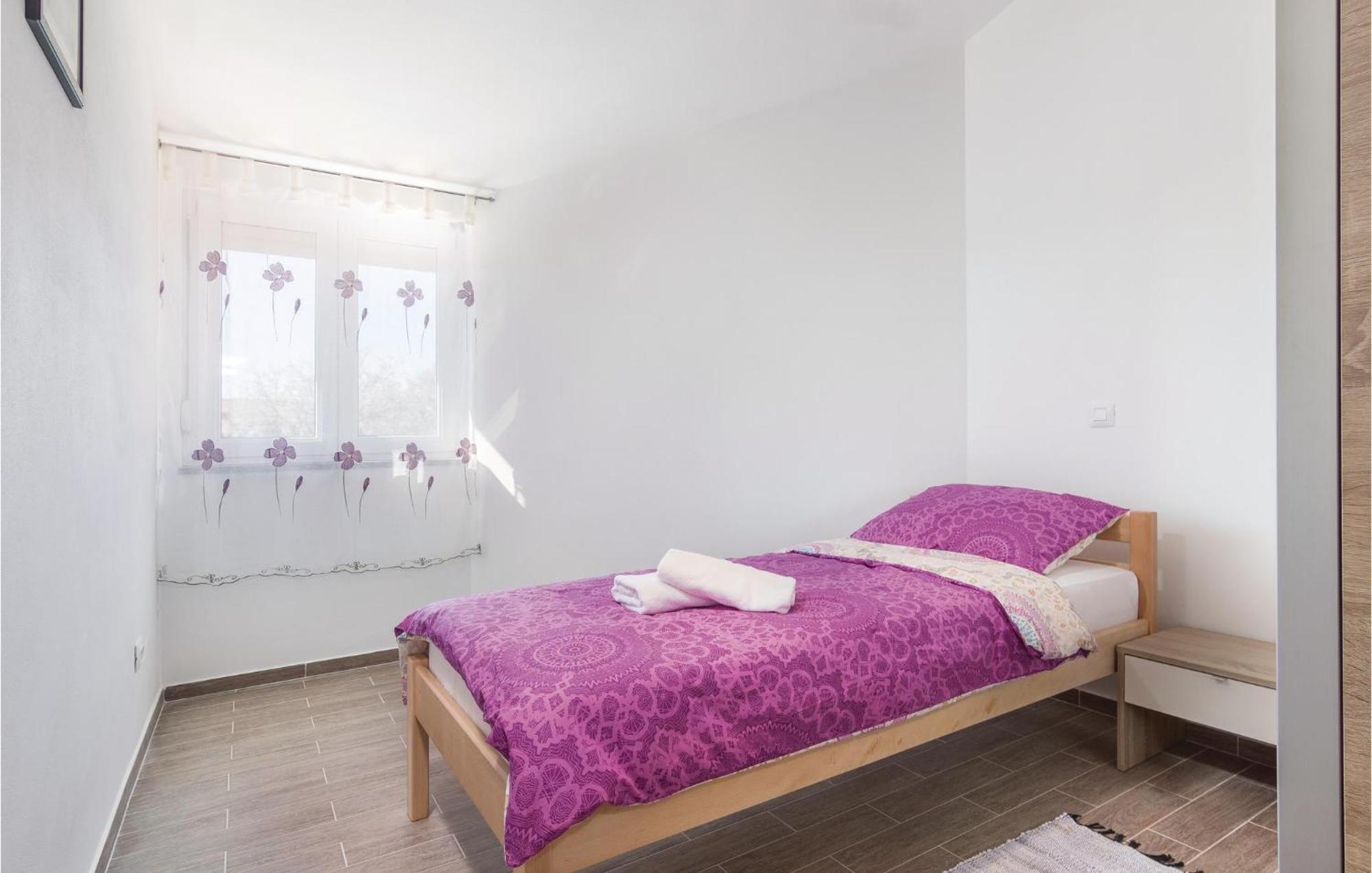 8 Bedroom Awesome Home In Pola Esterno foto