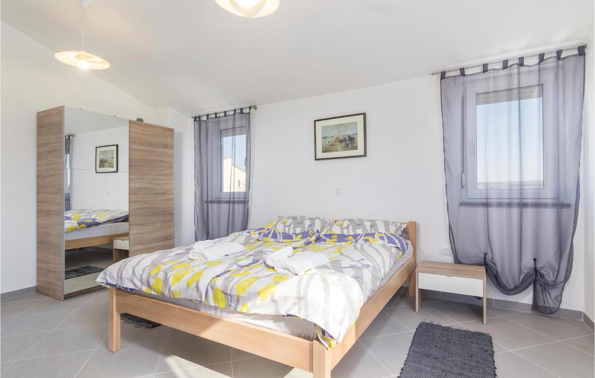 8 Bedroom Awesome Home In Pola Esterno foto