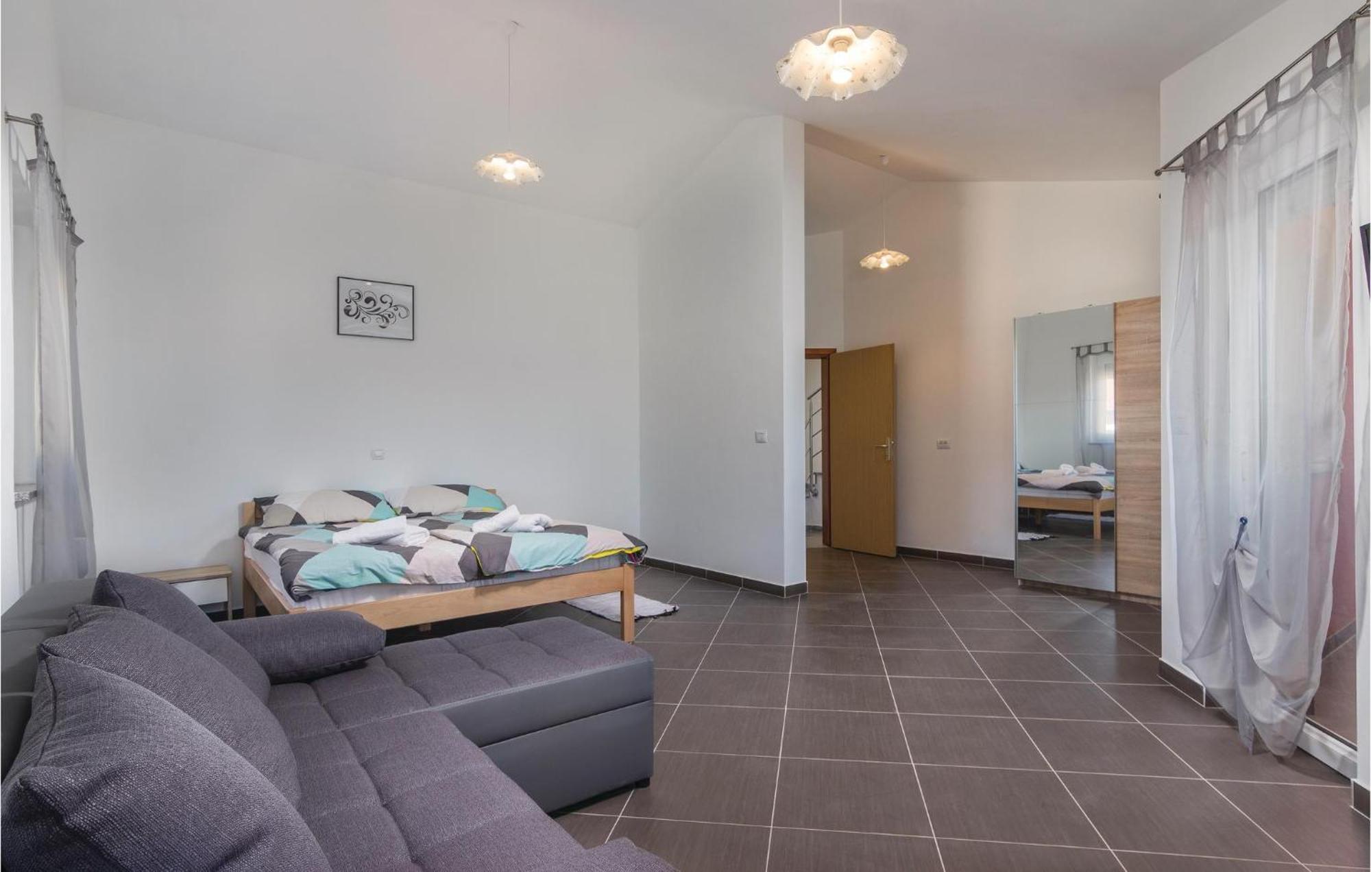 8 Bedroom Awesome Home In Pola Esterno foto