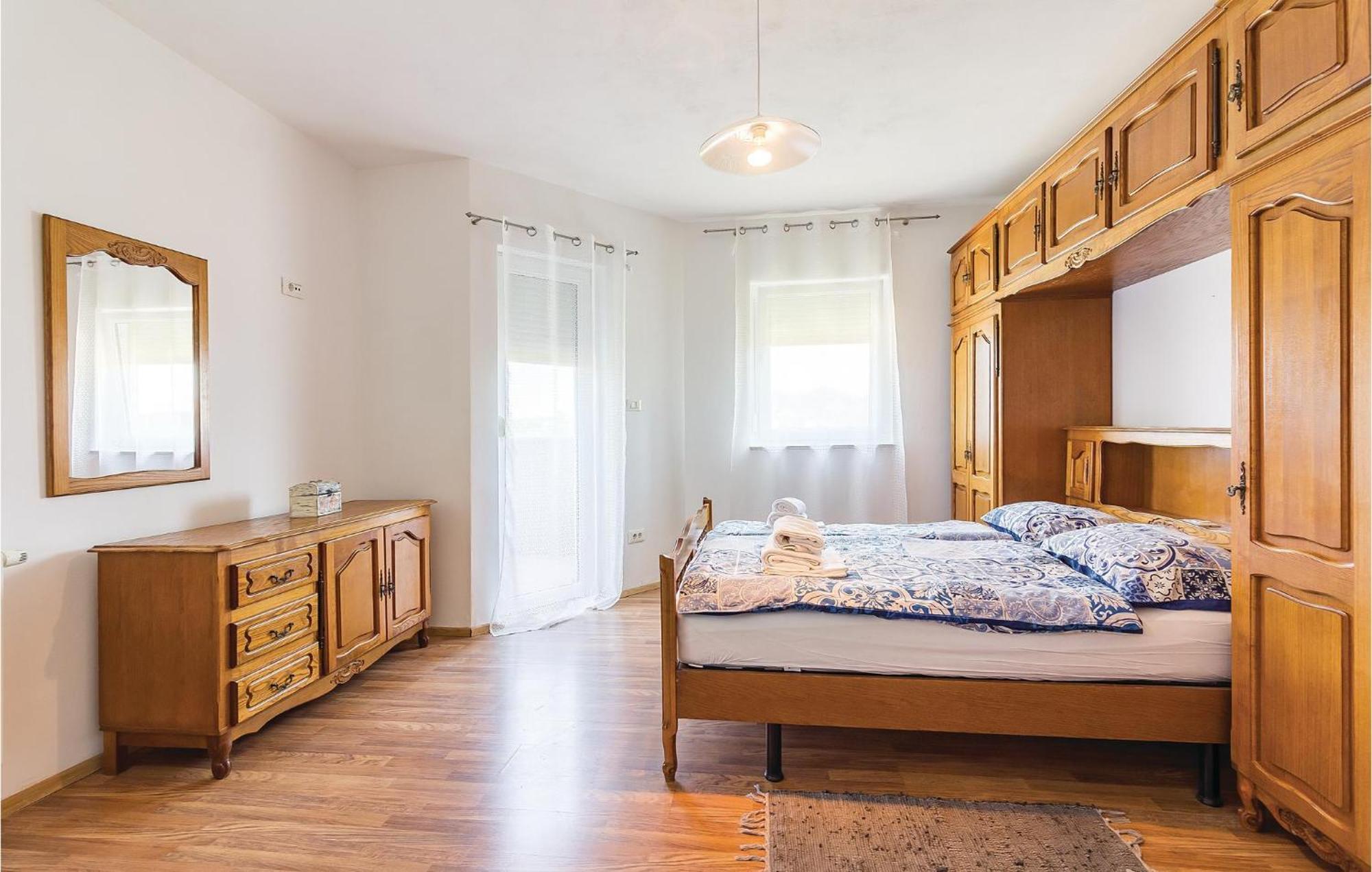 8 Bedroom Awesome Home In Pola Esterno foto